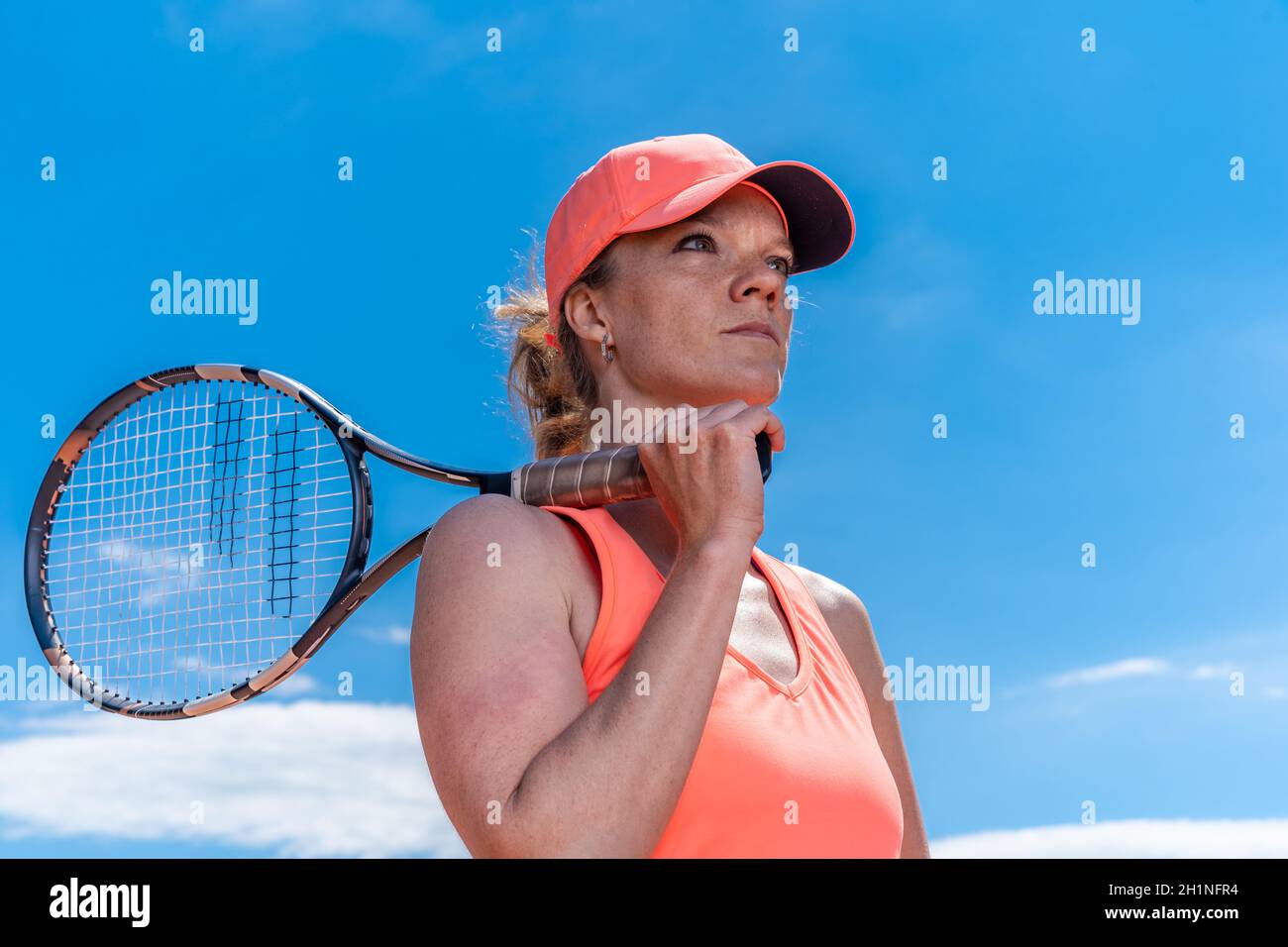 jeune joueur de tennis attrayant sur le court. Banque D'Images