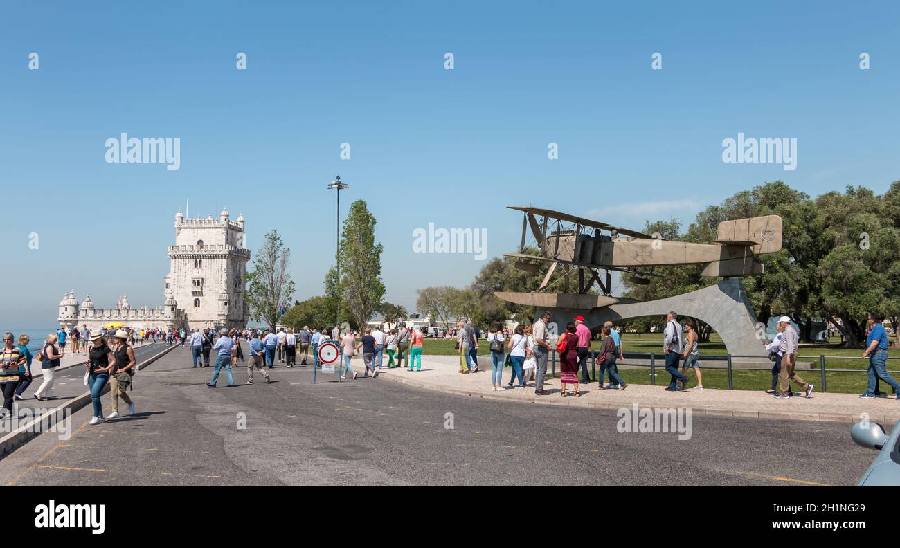 Lisbonne, Portugal - 7 mai 2018: Touristes marchant à côté de l'avion Fairey III-D, réplique du premier avion qui a fait la première traversée de la Sout Banque D'Images