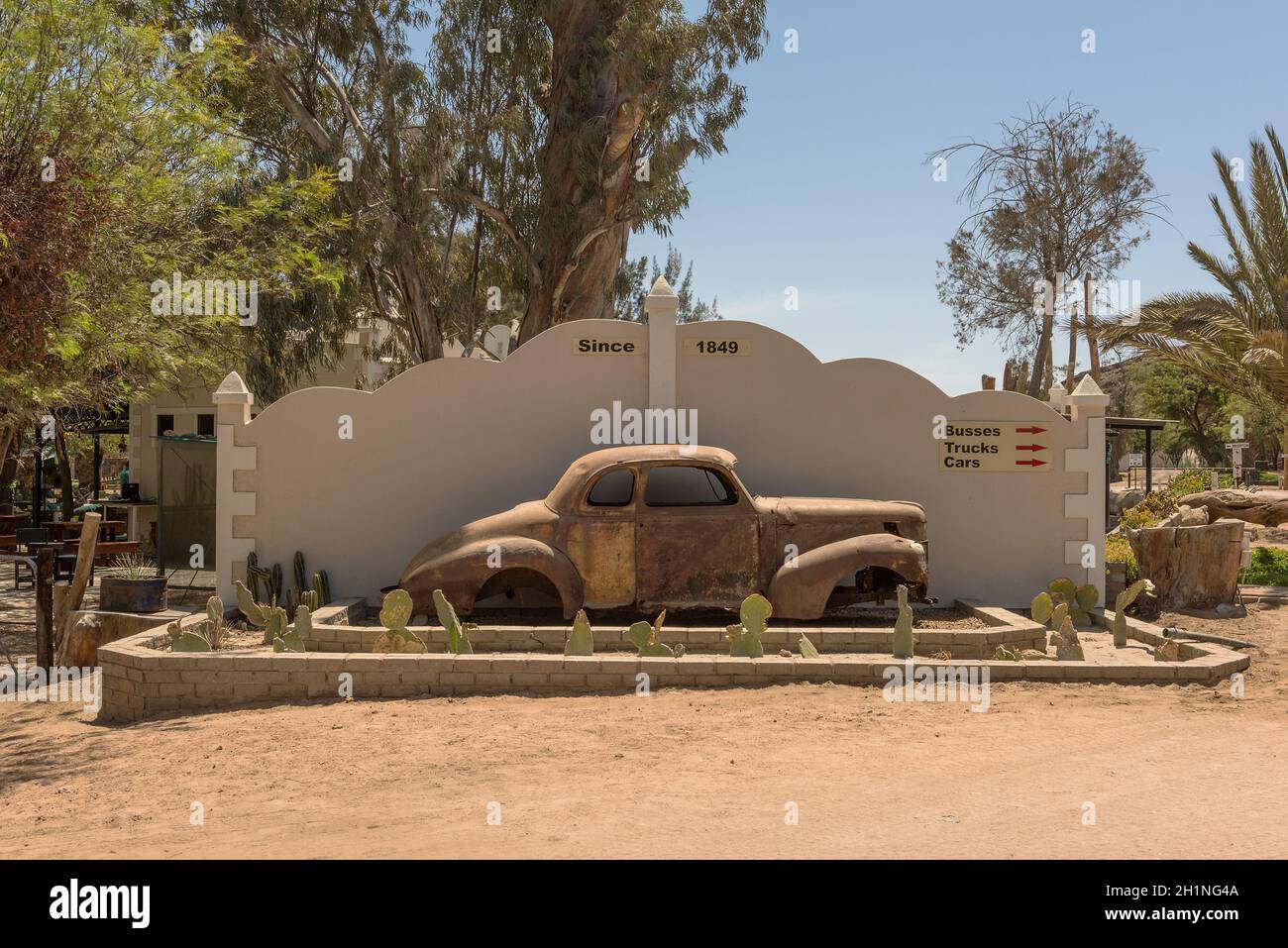 Vieille voiture sur l'oasis de Goanikontes, Namibie Banque D'Images