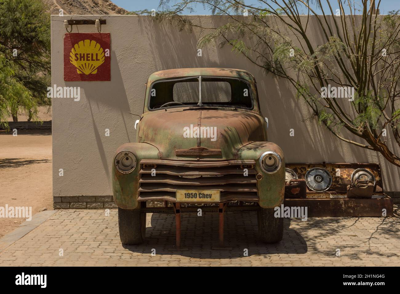 Vieille voiture sur l'oasis de Goanikontes, Namibie Banque D'Images