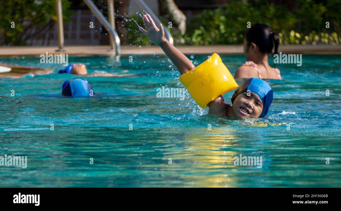 Garçon pratiquant la natation dans la piscine Banque D'Images