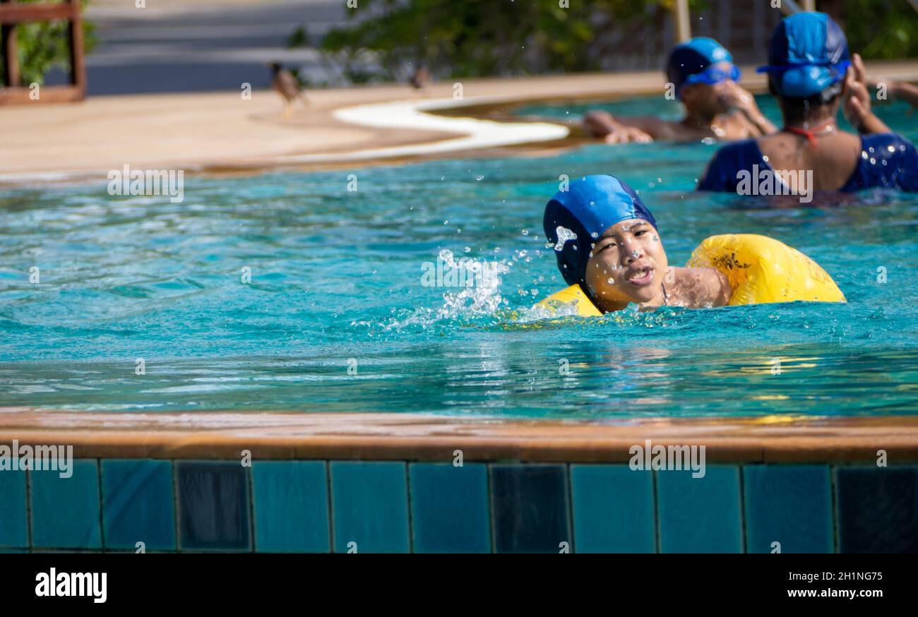 Garçon pratiquant la natation dans la piscine Banque D'Images