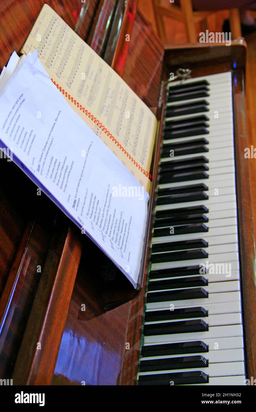 Avec des notes de piano sont prêts à jouer. Clavier instrument de musique. Notes pour jouer au piano. Concept Musique Banque D'Images
