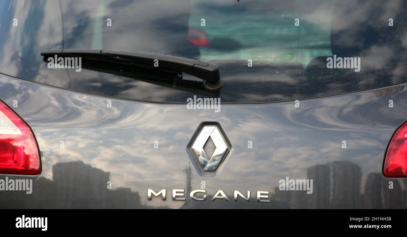 Vue arrière de la voiture française Renault Megane.Lunette arrière de la voiture avec essuie-glace et emblème Reno.Logo de marque Renault sur une voiture Banque D'Images Vue arrière de la voiture française Renault Megane.Lunette arrière de la voiture avec essuie-glace et emblème Reno.Logo de marque Renault sur une voiture Banque D'Images