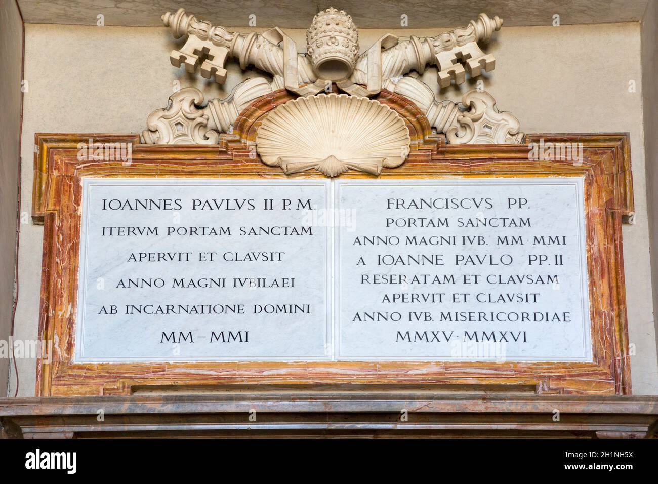 Vatican, Rome, Italie - 9 octobre 2020 : armoiries du Saint-Siège et de la Cité du Vatican au-dessus de la porte Sainte, traditionnellement un portail d'entrée à Saint-P Banque D'Images