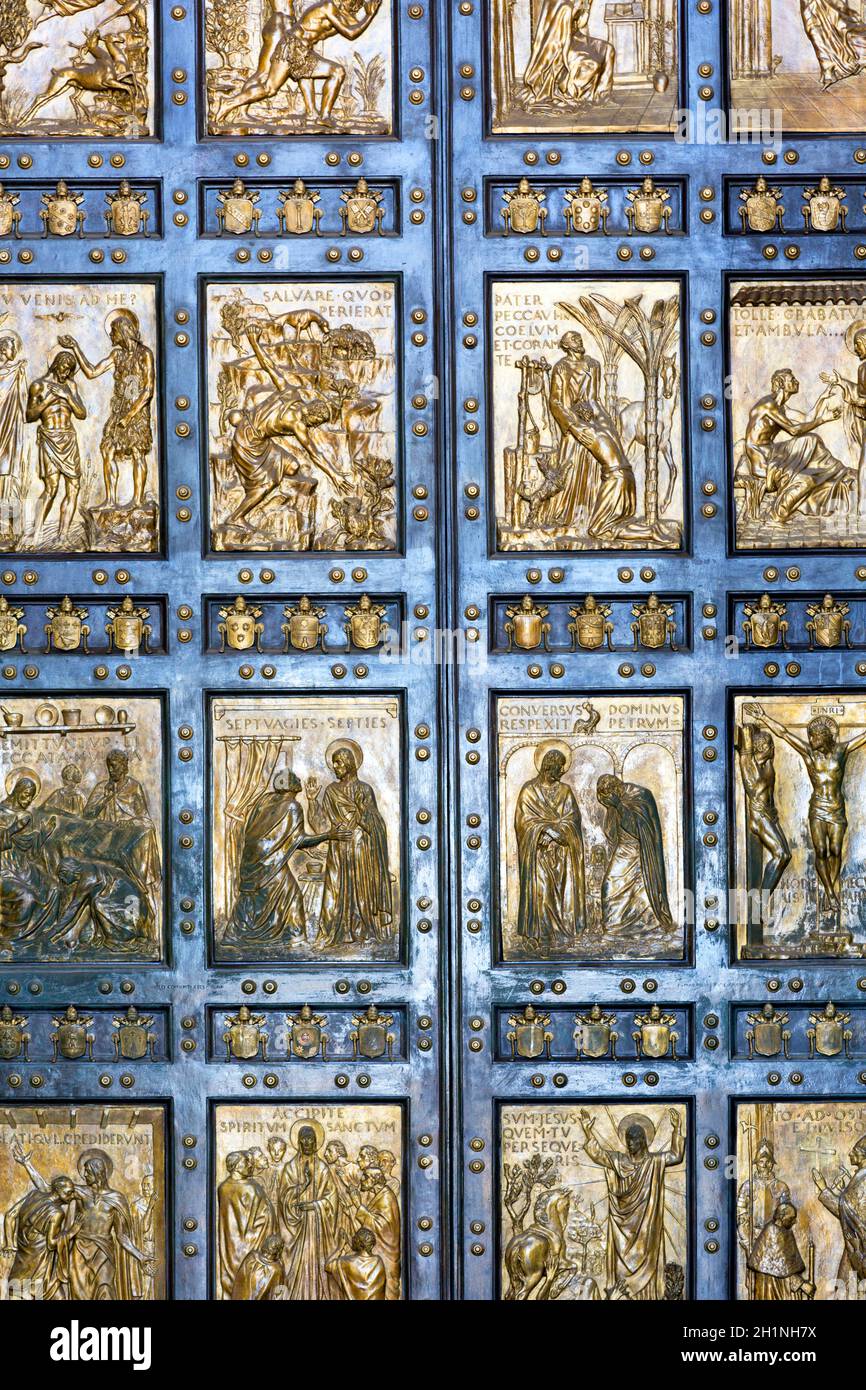 Vatican, Rome, Italie - 9 octobre 2020 : la porte Sainte, traditionnellement un portail d'entrée à la basilique Saint-Pierre.Il est fermé et uniquement ouvert par collage Banque D'Images