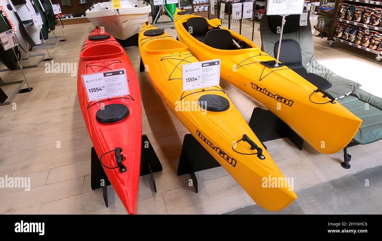Kiev, Ukraine - 16 août 2020 : collection de canoës et kayaks en plastique coloré et vibrant Kolibri One-GO au magasin à Kiev, Ukraine sur l'lv8 Banque D'Images