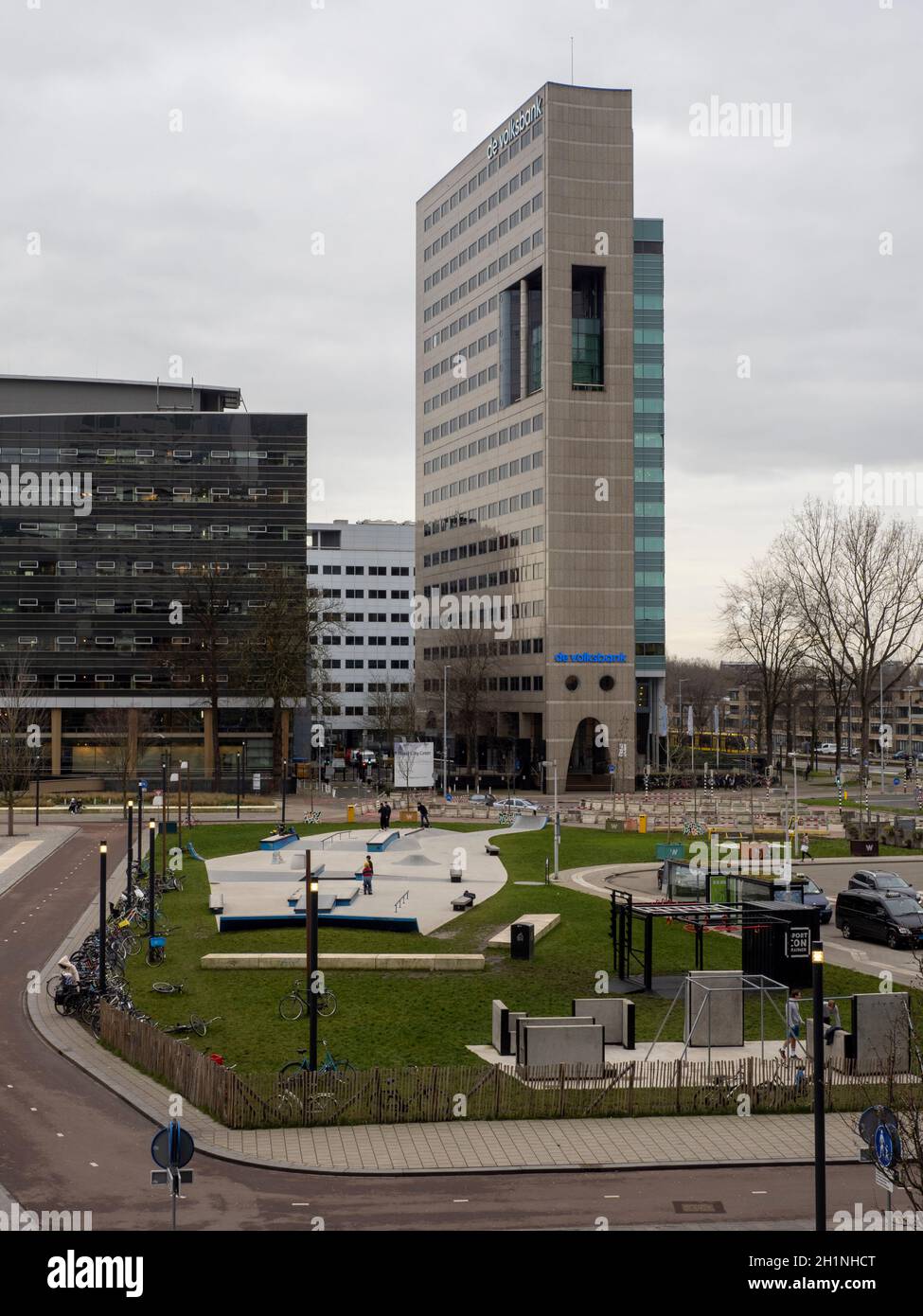 Jaarsbeursplein avec le siège de la Volksbank vu de l'entrée arrière de la gare centrale d'Utrecht Banque D'Images