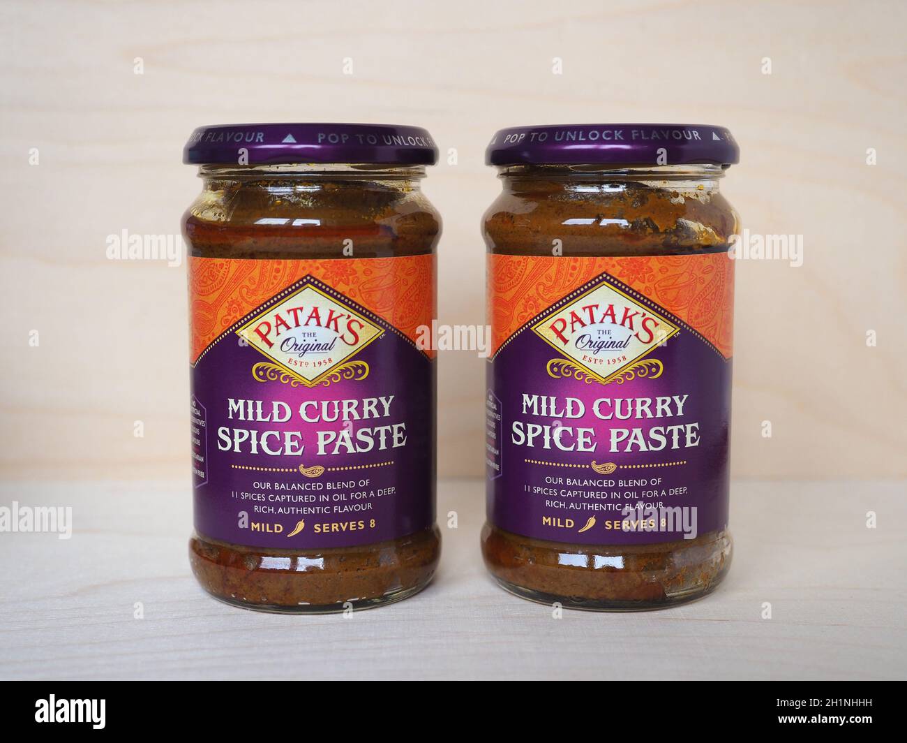 LONDRES, Royaume-Uni - VERS DÉCEMBRE 2020 : pot de pâte d'épices de cari douce de Patak Banque D'Images