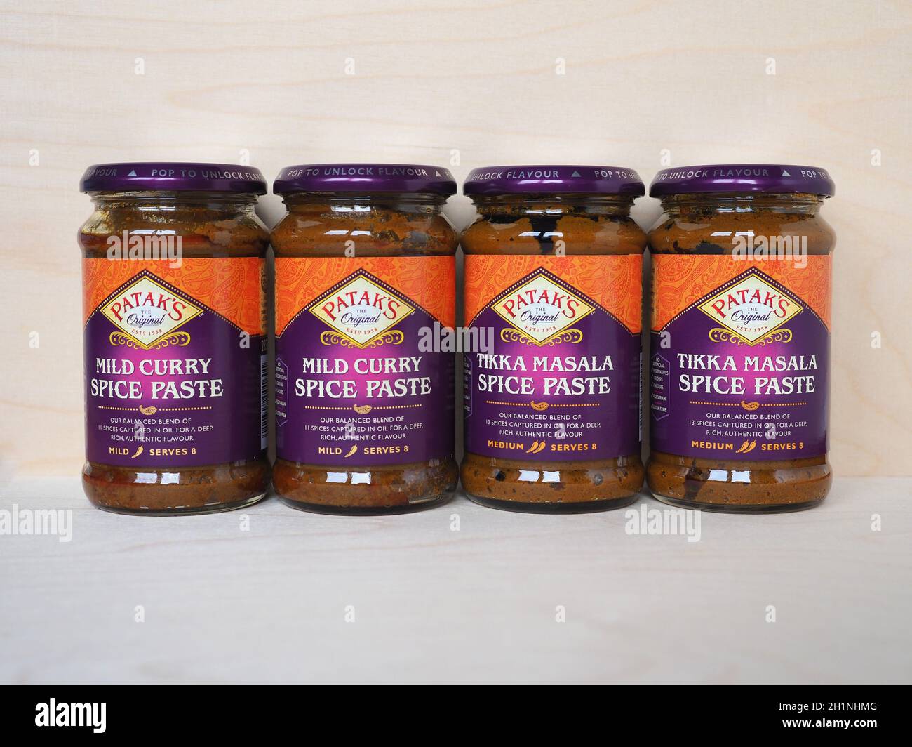 LONDRES, Royaume-Uni - VERS DÉCEMBRE 2020 : pot de masala tikka de Patak et pâte d'épices de curry douce Banque D'Images