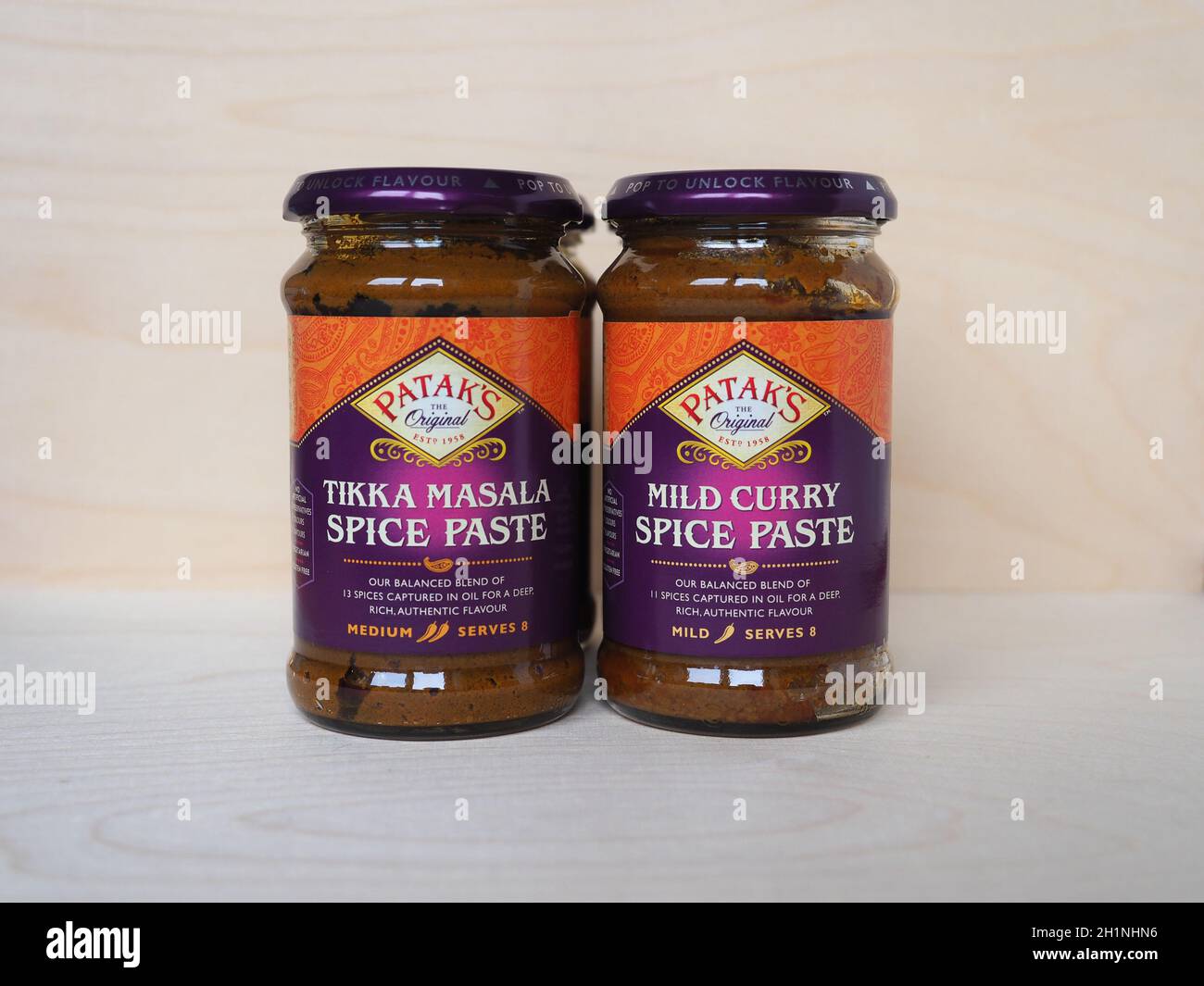 LONDRES, Royaume-Uni - VERS DÉCEMBRE 2020 : pot de masala tikka de Patak et pâte d'épices de curry douce Banque D'Images