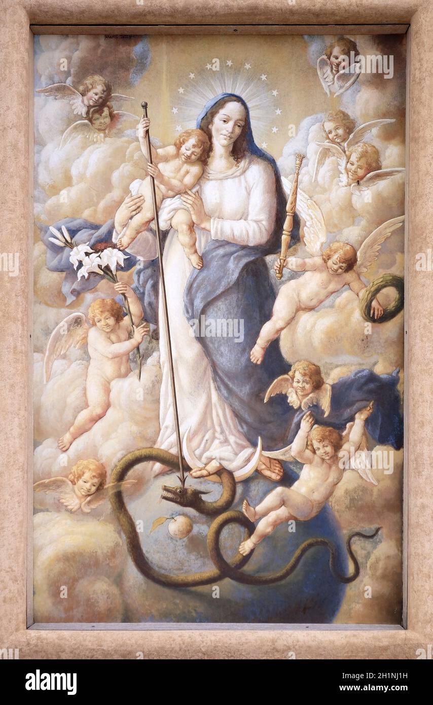 La Vierge Marie avec le bébé Jésus et les anges, peinture en plein air sur la fasade maison à Zagreb, Croatie Banque D'Images