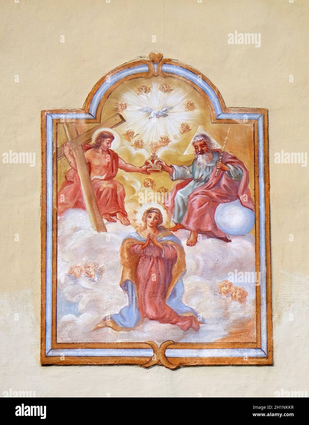 Couronnement de la Vierge Marie, peinture sur la façade de la maison à Hallstatt, Autriche Banque D'Images