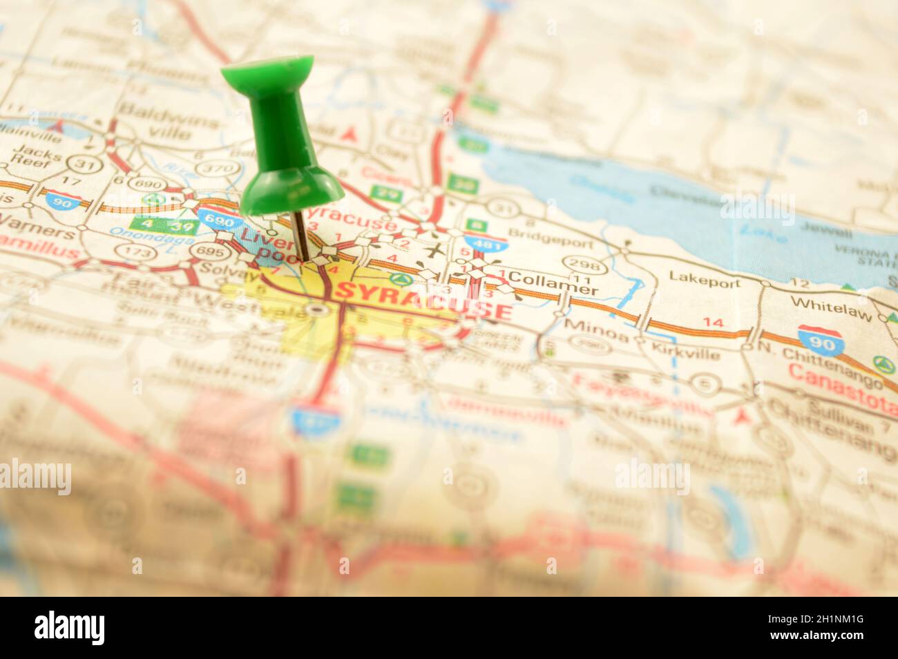 Une épingle verte enfoncée dans une carte détaillant le point d'intérêt se référant à la place nommée Syracuse, New York, des États-Unis d'Amérique. Banque D'Images