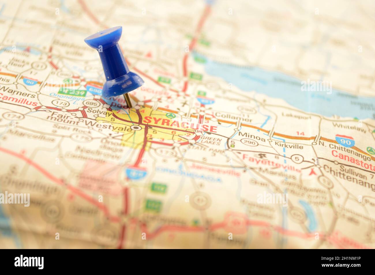 Une épingle bleue enfoncée dans une carte détaillant le point d'intérêt se référant à la place nommée Syracuse, New York, des États-Unis d'Amérique. Banque D'Images
