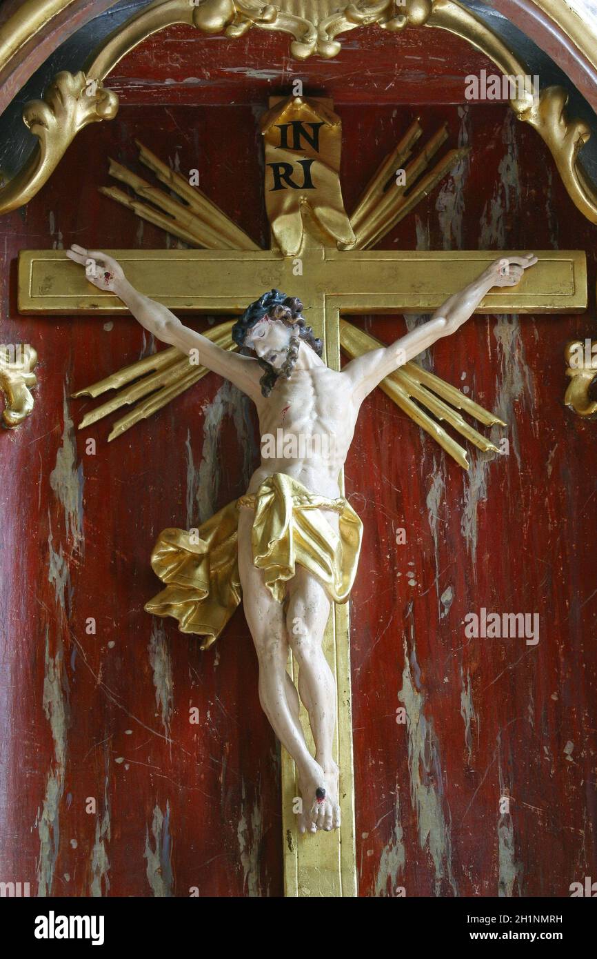 Crucifix au tabernacle, maître-autel de l'église paroissiale d'Helena à Zabok, Croatie Banque D'Images