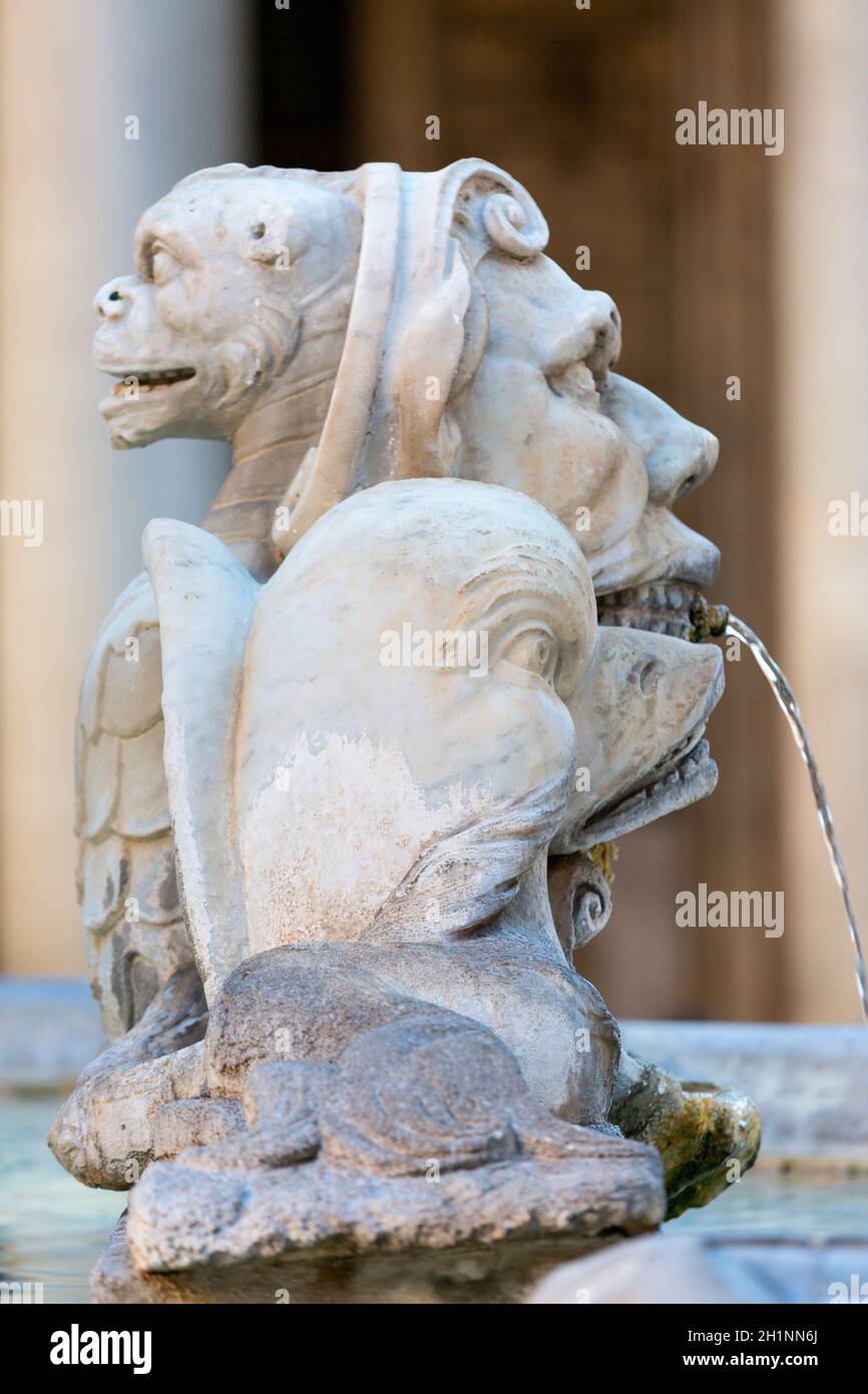 Fontaine du Panthéon sur la Piazza della Rotonda devant le temple du Panthéon, Rome, Italie Banque D'Images