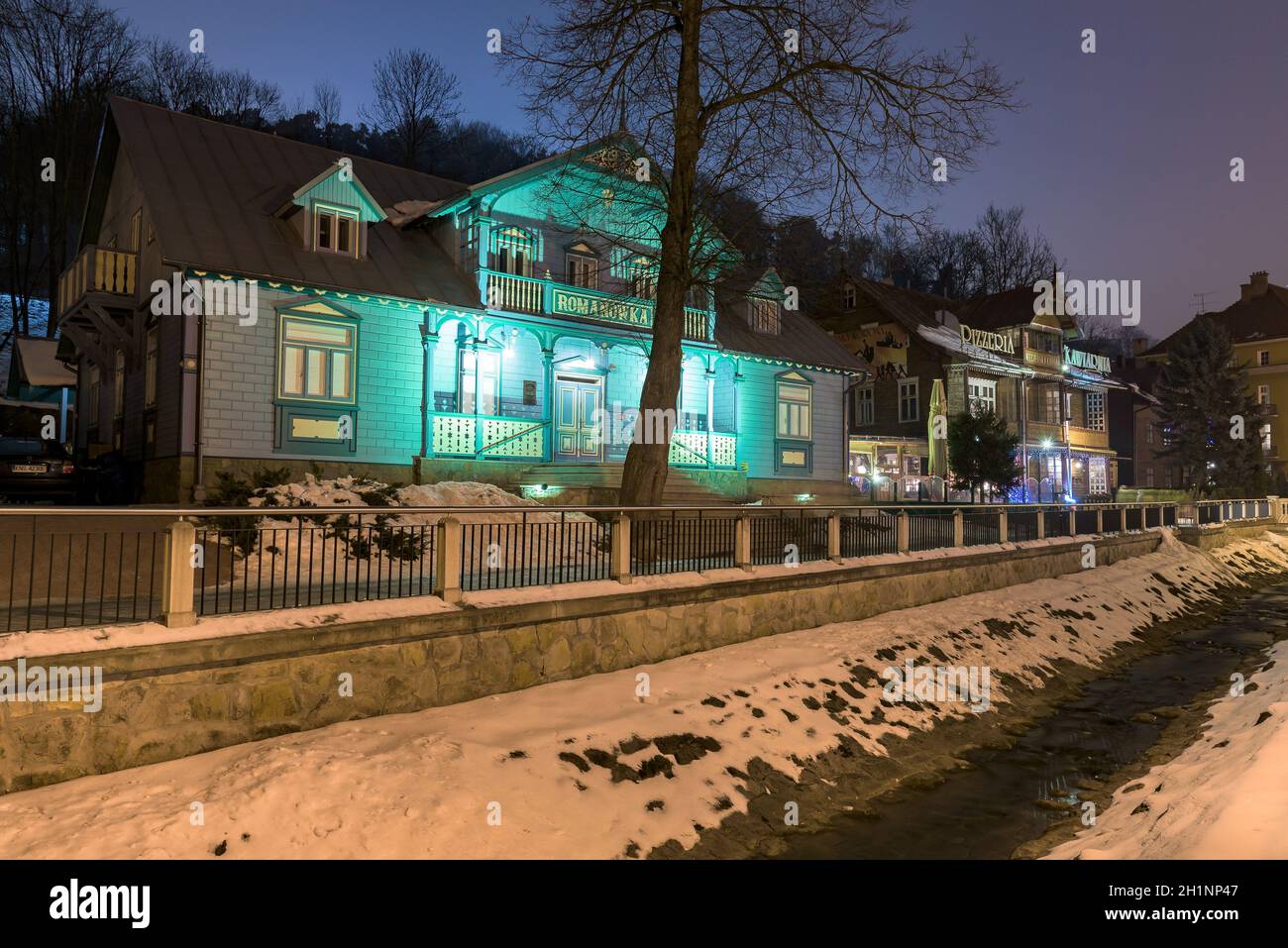 Krynica Zdroj, Pologne - 26 janvier 2020 : vue nocturne d'hiver des bâtiments historiques de Dietls Boulevards à Krynica Zdroj, célèbre ville thermale dans le sud de P Banque D'Images