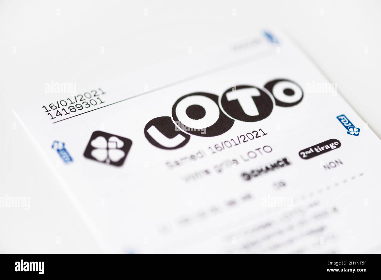 BAYONNE, FRANCE - VERS JANVIER 2021 : réception française des Jeux Loto sur fond blanc.LOTO est l'un des jeux de la française des Jeux, na de France Banque D'Images