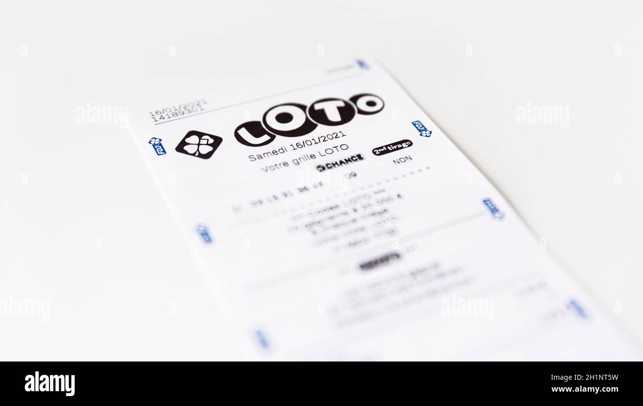 BAYONNE, FRANCE - VERS JANVIER 2021 : réception française des Jeux Loto sur fond blanc.LOTO est l'un des jeux de la française des Jeux, na de France Banque D'Images