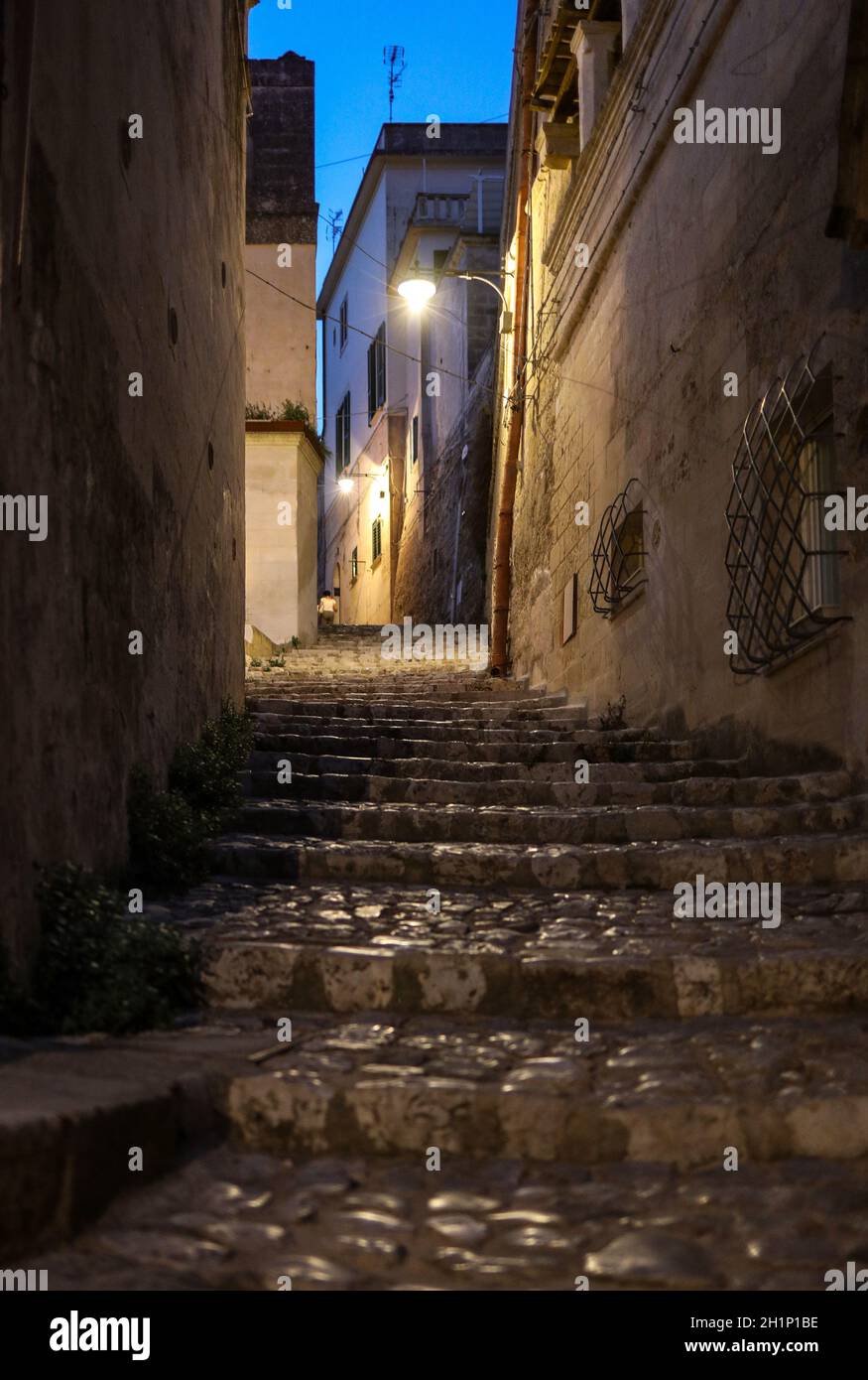 Des escaliers pavés typiques dans une rue latérale, dans la Sassi di Matera, un quartier historique de la ville de Matera. Basilicate. Italie Banque D'Images