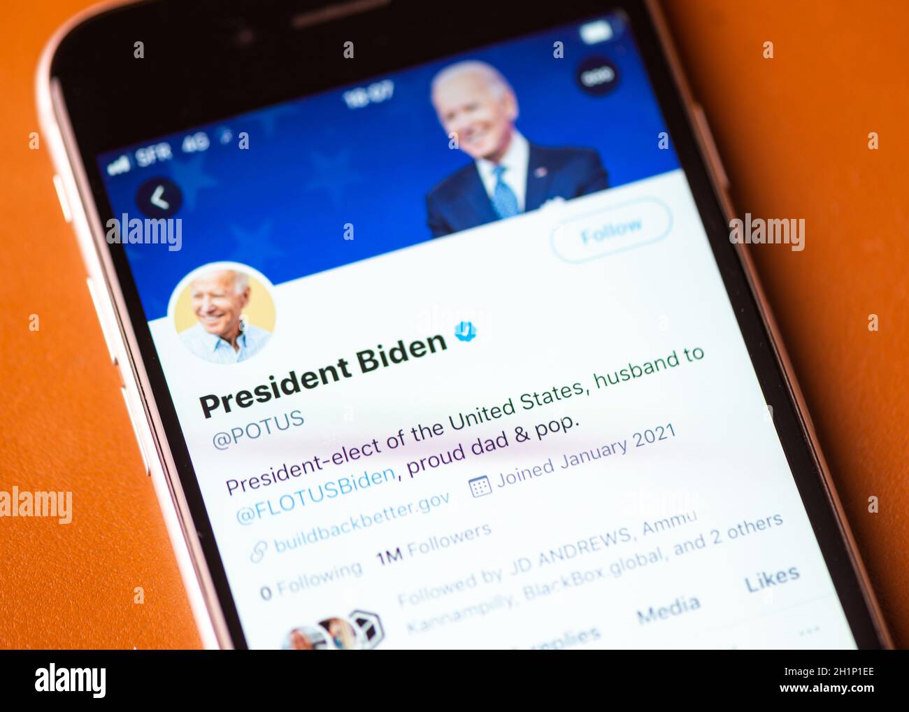 BAYONNE, FRANCE - 20 JANVIER 2021 : compte Twitter officiel du président Joe Biden le jour où il est assermenté comme 46e président des États-Unis. Banque D'Images