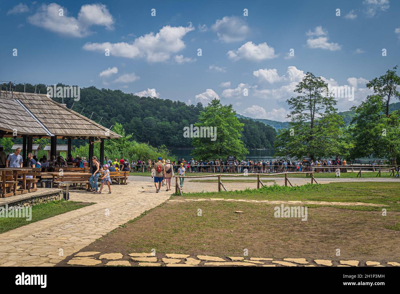 Plitvicka Jezera, Croatie, juillet 2019 touristes dans un restaurant en bois et la file d'attente pour le ferry dans le parc national des lacs de Plitvice patrimoine mondial de l'UNESCO Banque D'Images