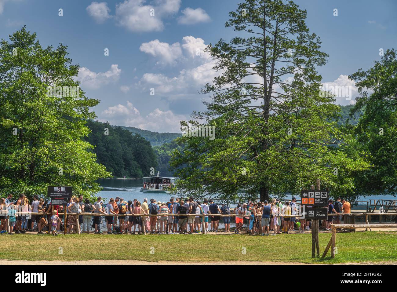 Plitvicka Jezera, Croatie, juillet 2019 une foule et une file d'attente de touristes pour traverser le lac dans le parc national des lacs de Plitvice Patrimoine mondial de l'UNESCO Banque D'Images