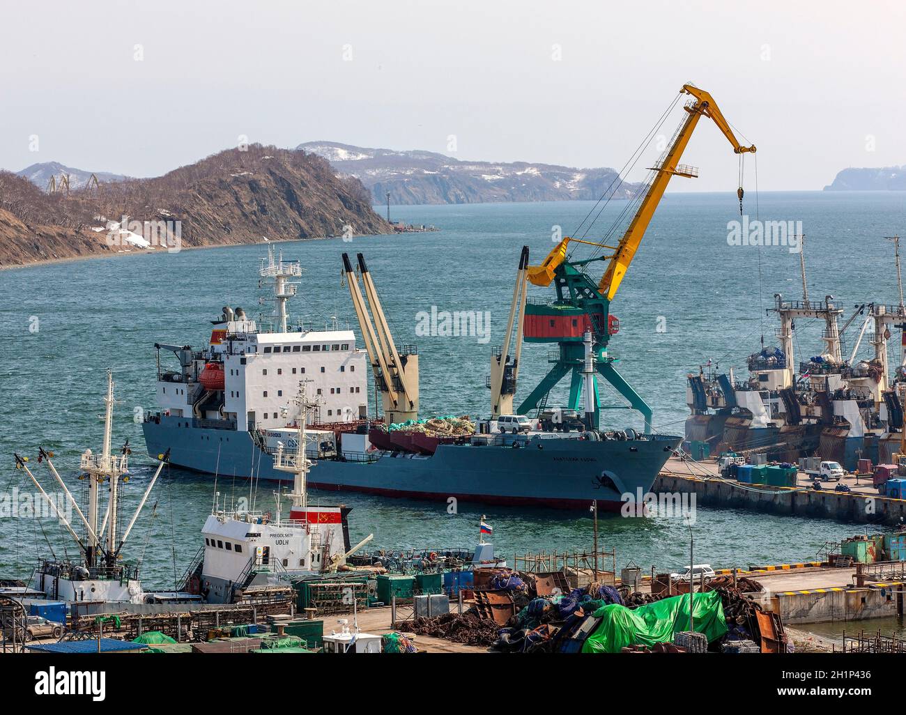 PETROPAVLOVSK KAMCHATSKY-, péninsule du Kamchatka, RUSSIE - 4 mai, 2018 : panorama sur les navires à quai, les grues portuaires sur le port maritime commercial Petropavlovsk-Kamcha Banque D'Images