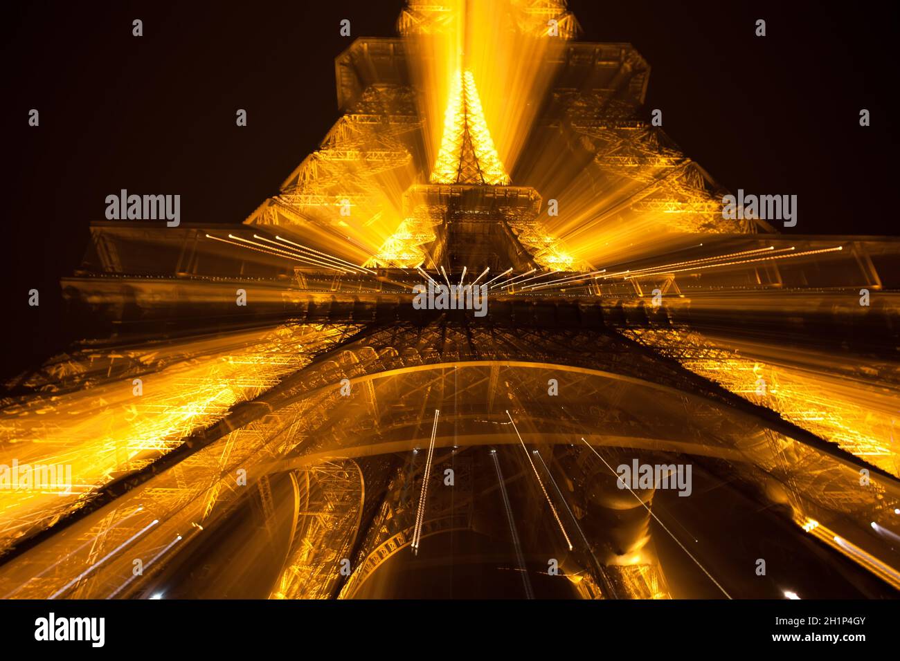 PARIS - 4 DÉCEMBRE : Tour Eiffel la nuit, 4 décembre 2010 à Paris. La tour est la plus haute structure de Paris et le monument payé le plus visité Banque D'Images