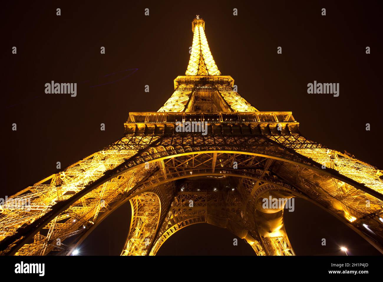 PARIS - 4 DÉCEMBRE : Tour Eiffel la nuit, 4 décembre 2010 à Paris. La tour est la plus haute structure de Paris et le monument payé le plus visité Banque D'Images