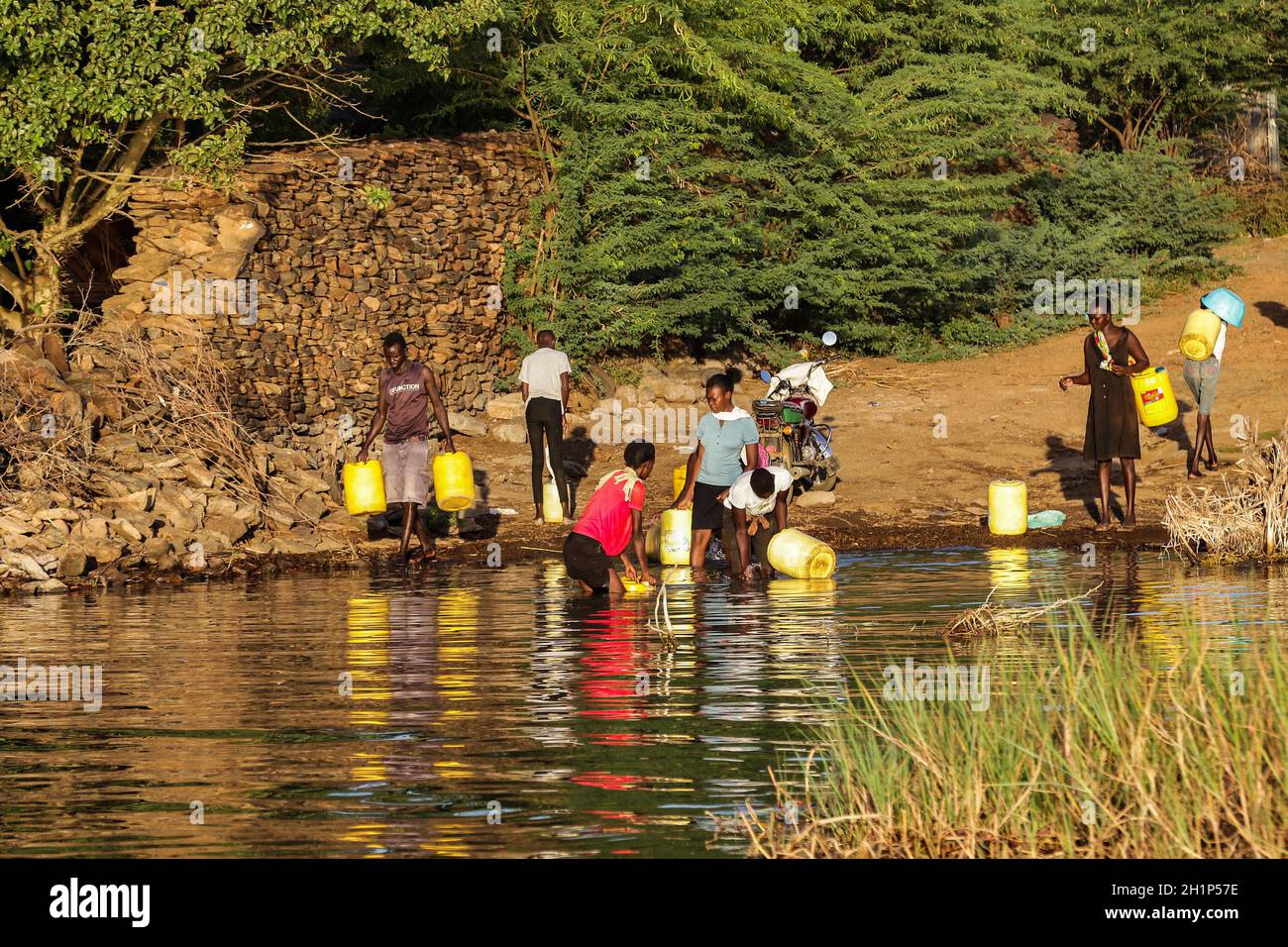Nakuru, Kenya.17 octobre 2021.On voit des femmes chercher de l'eau dans des jerricanes en plastique sur les rives du lac Baringo.la situation d'inondation dans les lacs de la vallée du Rift exacerbée par les changements climatiques a entraîné le déplacement de milliers de personnes de leur foyer et de leur travail.Il y a de plus en plus d’appels à des dirigeants mondiaux pour qu’ils mettent davantage d’efforts à faire face aux effets du changement climatique.Les communautés vivant près des bassins versants du sud sont les plus touchées.Crédit : SOPA Images Limited/Alamy Live News Banque D'Images