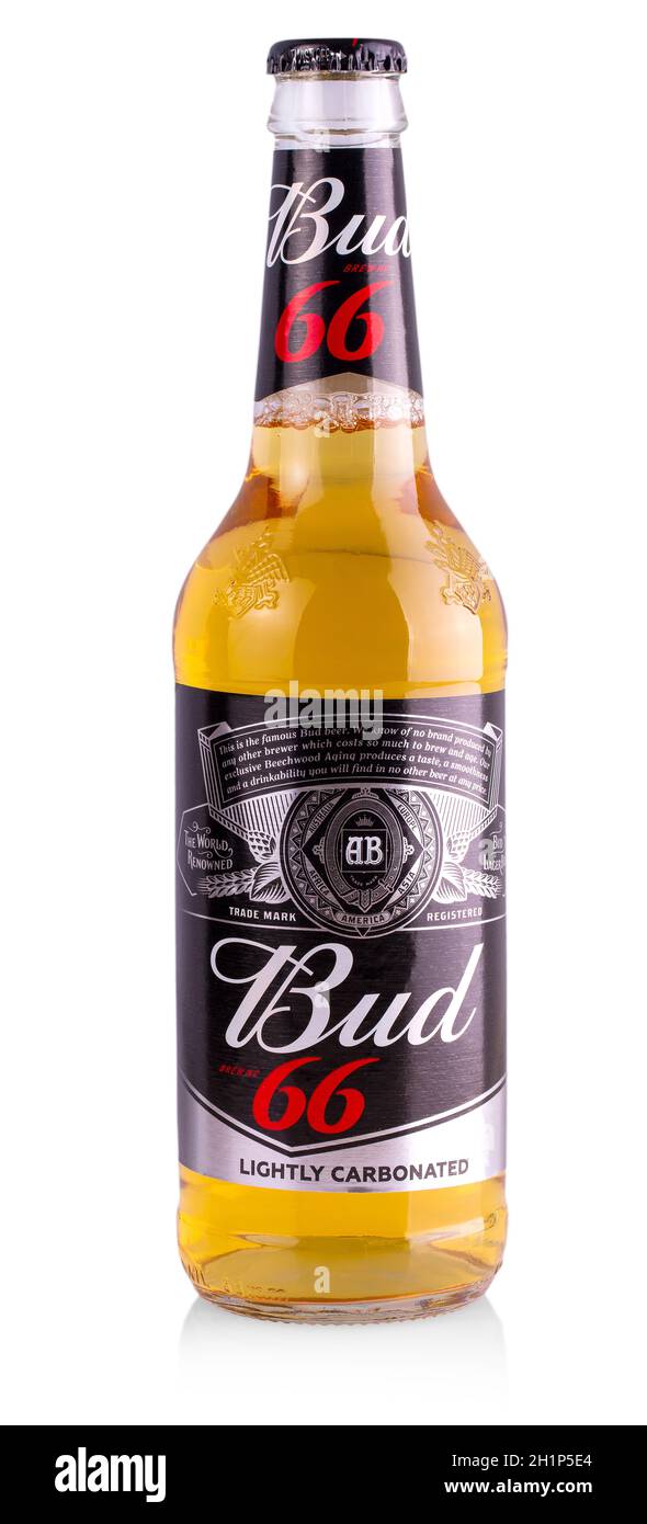 Kamchatka, Russie - 22 MAI 2019 : bouteille de bière Bud sur fond blanc, une lager pâle de style américain produite par Anheuser-Busch, introduite à St. Banque D'Images