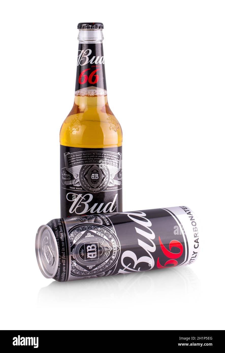 Kamchatka, Russie - 22 MAI 2019 : bouteille de bière Bud sur fond blanc, une lager pâle de style américain produite par Anheuser-Busch, introduite à St. Banque D'Images