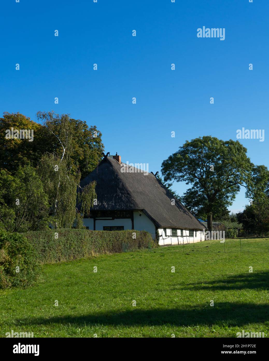 Ancienne grange près du village allemand appelé Bastorf à l'automne Banque D'Images