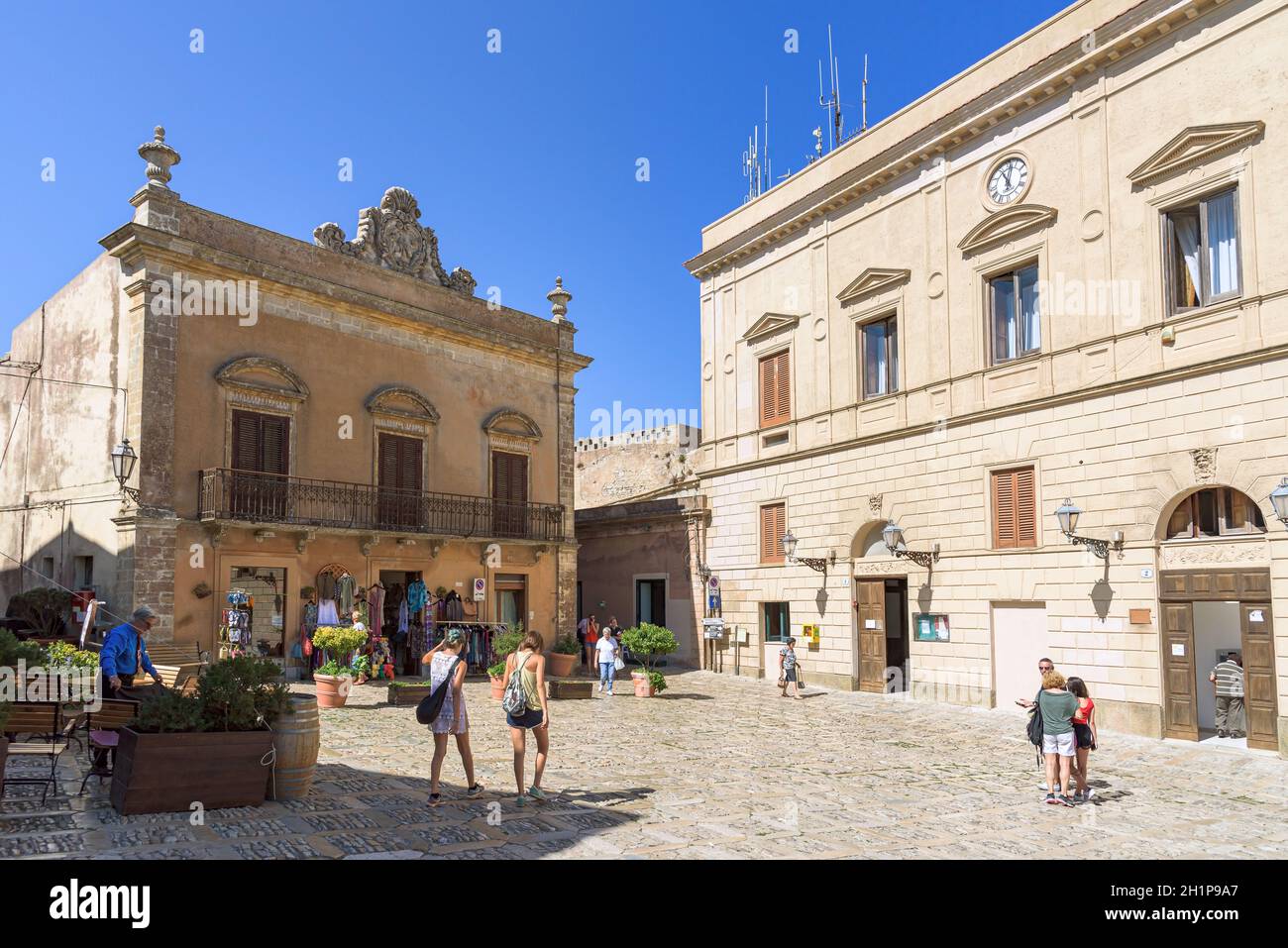 Erice, Sicile, Italie - 25 août 2017 : visite de la Piazza della Loggia dans l'ancienne ville d'Erice Banque D'Images
