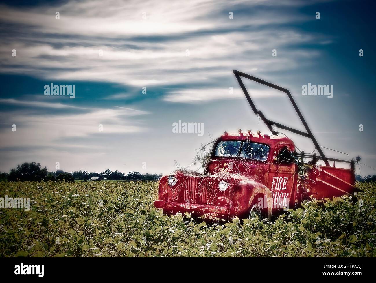 Un camion d'incendie américain LaFrance des années 1940 se trouve dans un champ sur l'autoroute 98, le 16 octobre 2021, à Fairhope, Alabama. Banque D'Images