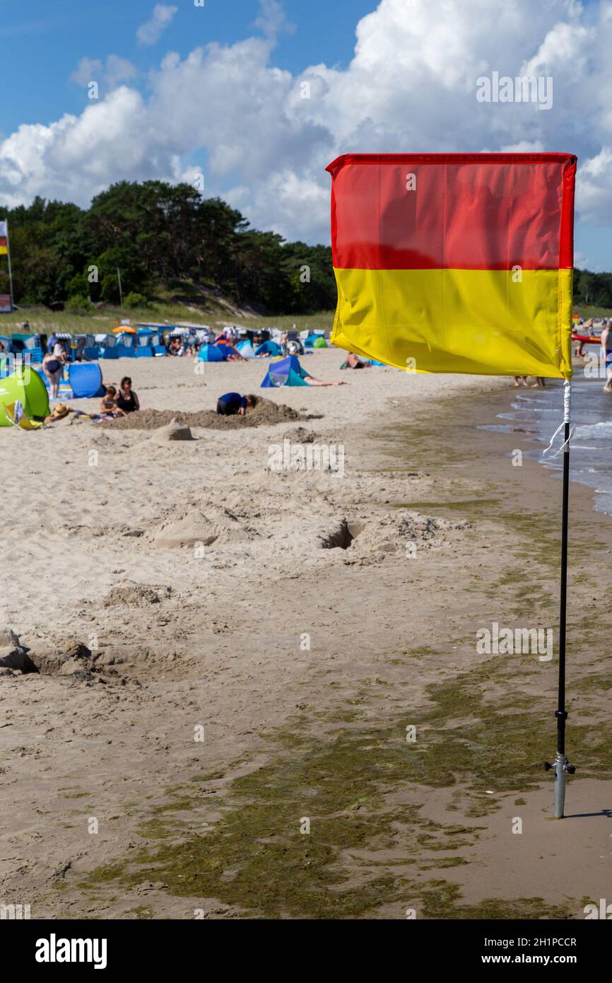 Drapeau jaune-rouge pour la région de la mer Baltique sur l'île d'Usedom surveillée par des sauveteurs en été. Banque D'Images