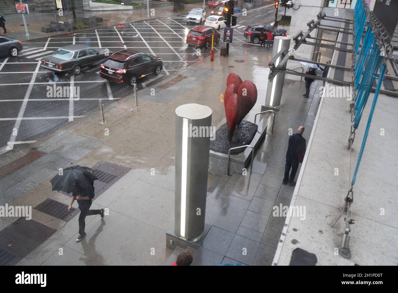 Les piétons se promènent dans une journée baignée de pluie sur la rue Sherbrooke à Montréal, Québec, Canada, près du Musée des beaux-arts de Montréal Banque D'Images