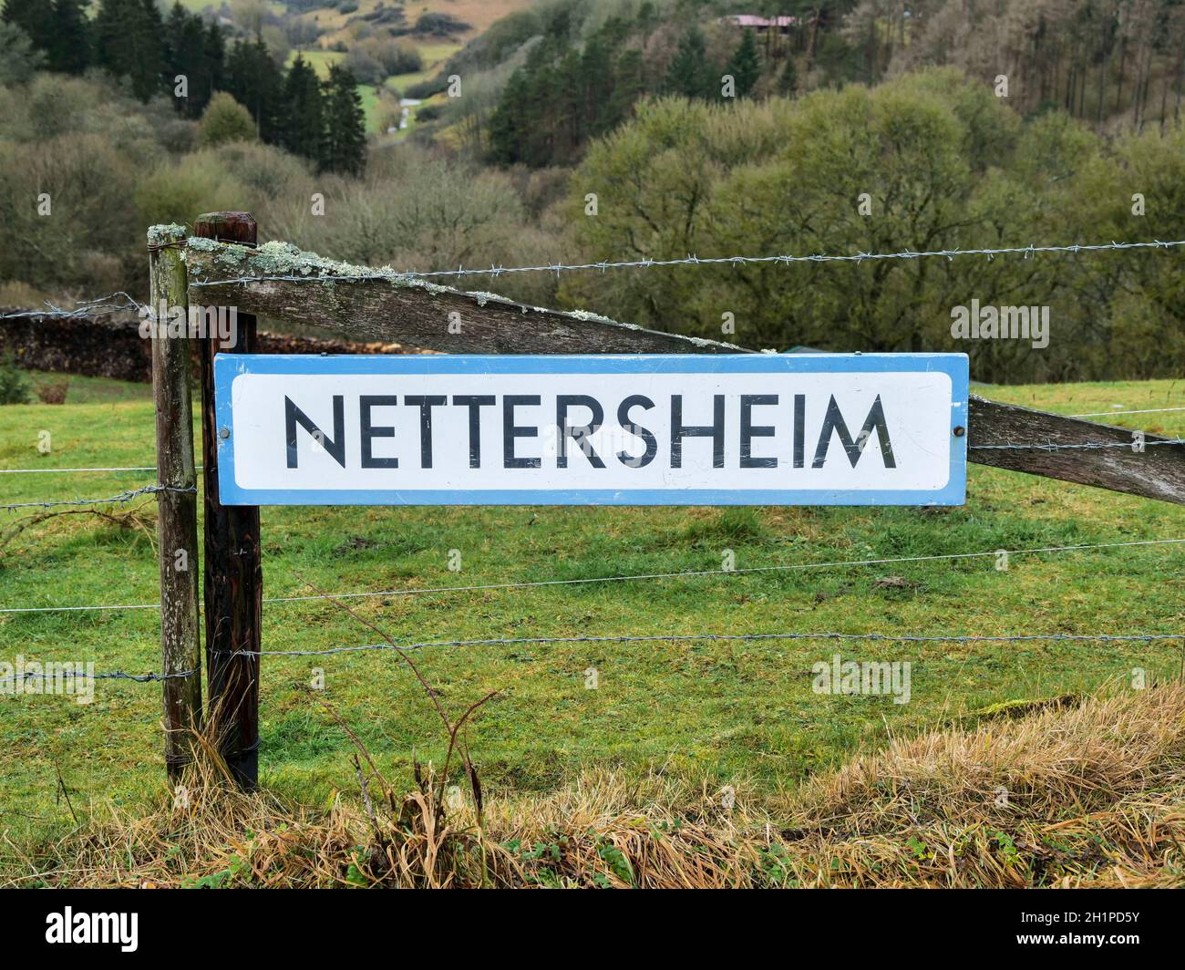 Nom de la ville plaque de Nettersheim le long du sentier de randonnée Eifelschleifen Banque D'Images
