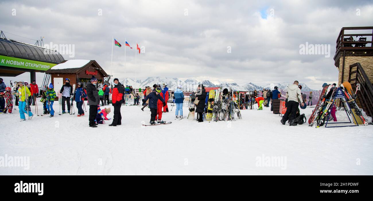 Sotchi; Russie - 02 janvier; 2021: Les touristes se préparent à leurs cours près du site panoramique de la station de ski Krasnaya Polyana Banque D'Images