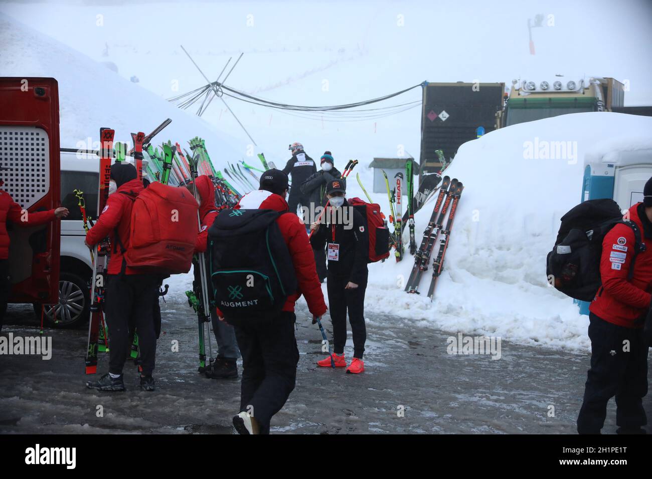 Auch das zwetie Rennen zum FIS ski Cross Weltcup 2021 am Feldberg musste wegen zu weicher Piste am Sonntag abgesagt werden - Zusammen packen und unver Banque D'Images