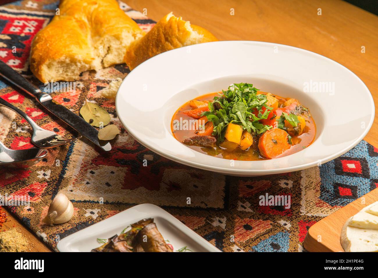 Soupe géorgienne chaude et épicée et bouillon de poulet avec herbes et épices sur l'assiette.Plat national géorgien fait maison.Concept - menu pour un restaurant Banque D'Images