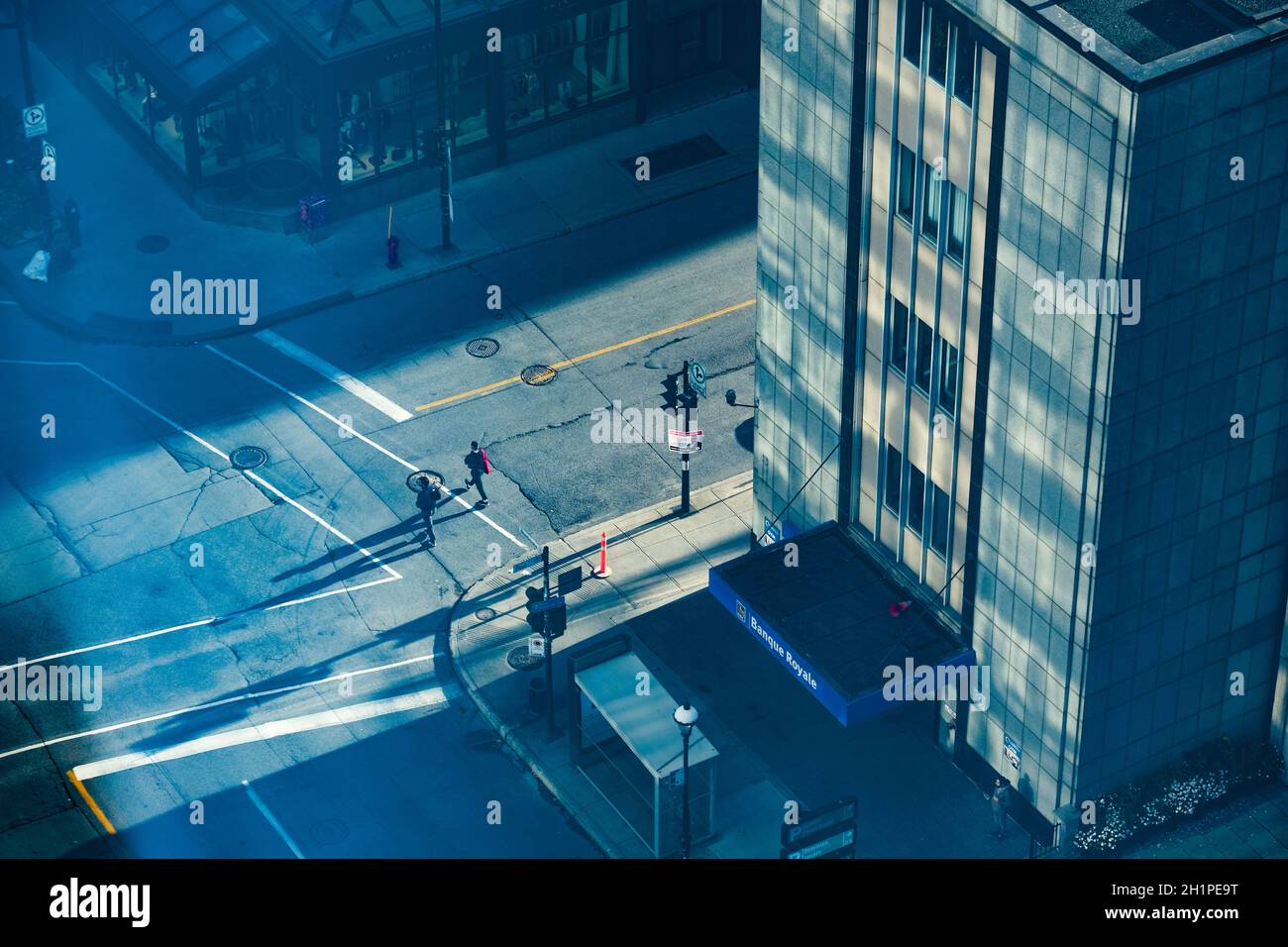 Les piétons et leurs ombres vus d'en haut sur la rue Sherbrooke, dans la zone du Golden Square Mile de Montréal, au pied du Mont-Royal. Banque D'Images