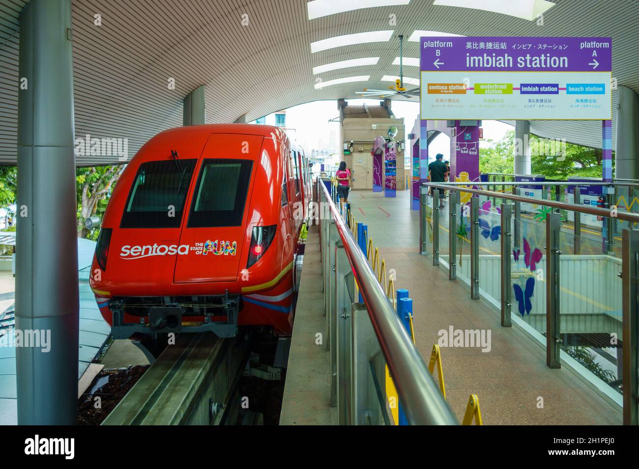 SINGAPOUR - VERS JANVIER 2016 : la ligne de monorail Sentosa Express reliant l'île de Sentosa à Harbourfront sur le continent de Singapour.Train à Imbiah Sta Banque D'Images