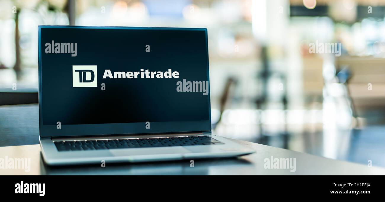 POZNAN, POL - 12 NOVEMBRE 2020: Ordinateur portable affichant le logo de TD Ameritrade, un courtier qui offre une plate-forme de négociation électronique pour le commerce de fin Banque D'Images