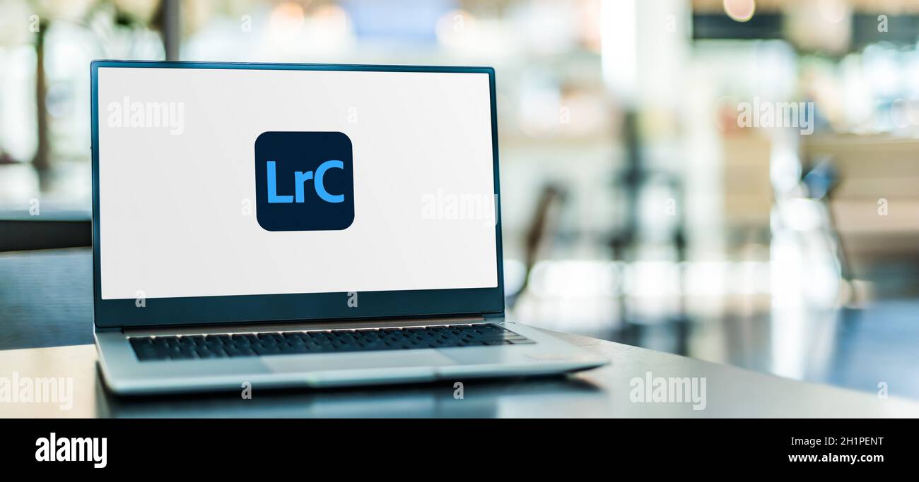 POZNAN, POL - 12 NOVEMBRE 2020 : ordinateur portable affichant le logo d'Adobe Lightroom Classic, une famille de logiciels d'organisation et de manipulation d'images Banque D'Images