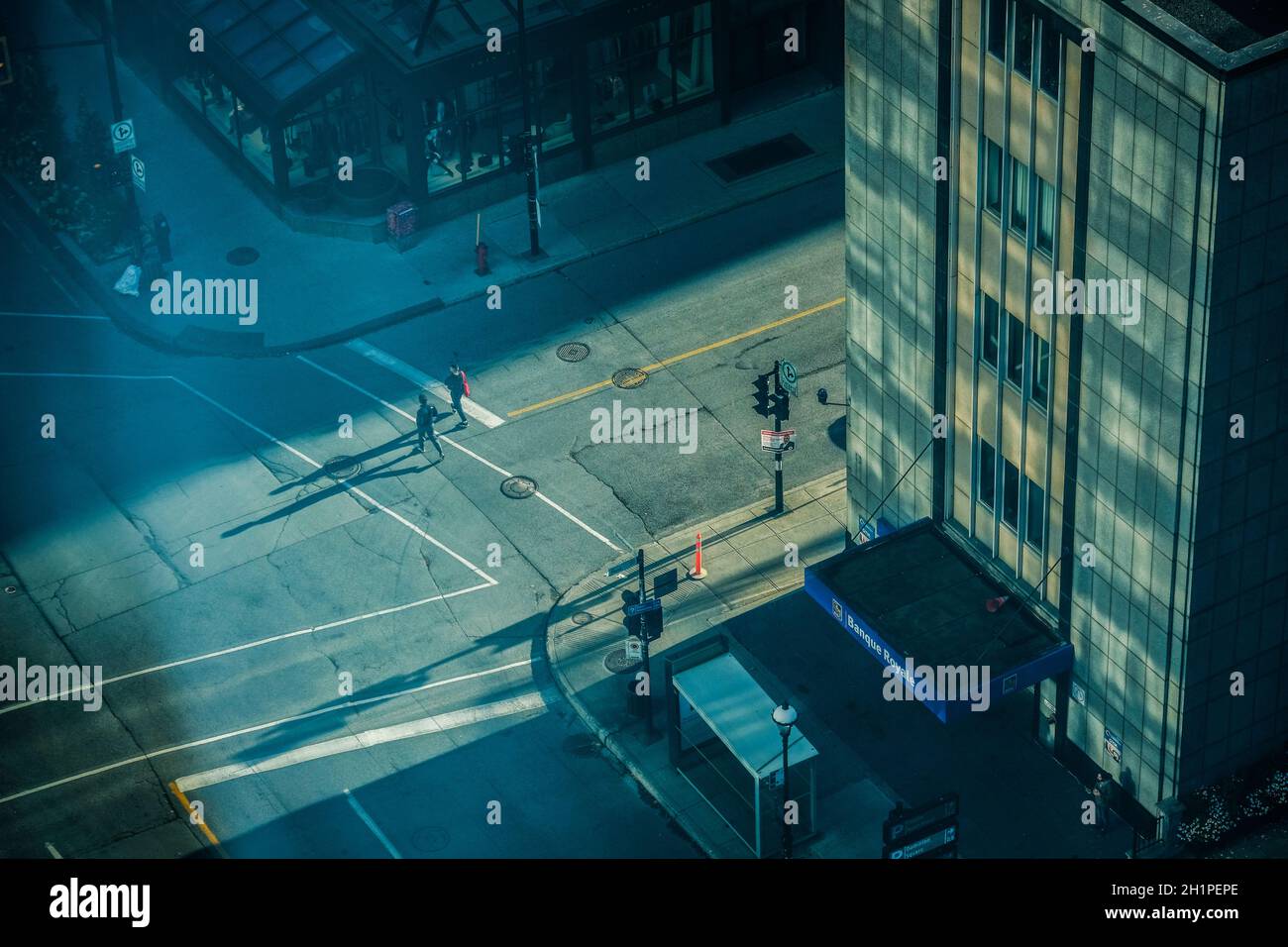 Les piétons et leurs ombres vus d'en haut sur la rue Sherbrooke, dans la zone du Golden Square Mile de Montréal, au pied du Mont-Royal. Banque D'Images