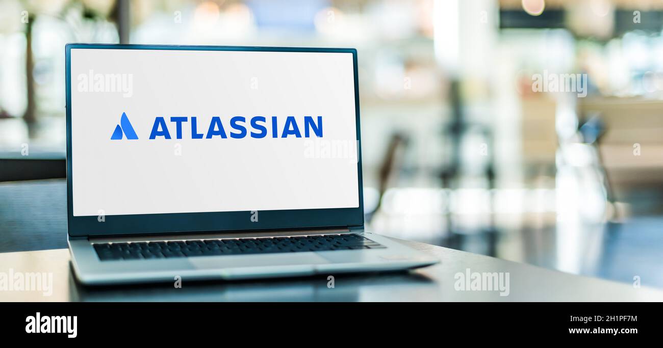 POZNAN, POL - SEP 23, 2020: Ordinateur portable affichant le logo d'Atlassian Corporation, une société australienne de logiciels qui développe des produits pour softwa Banque D'Images