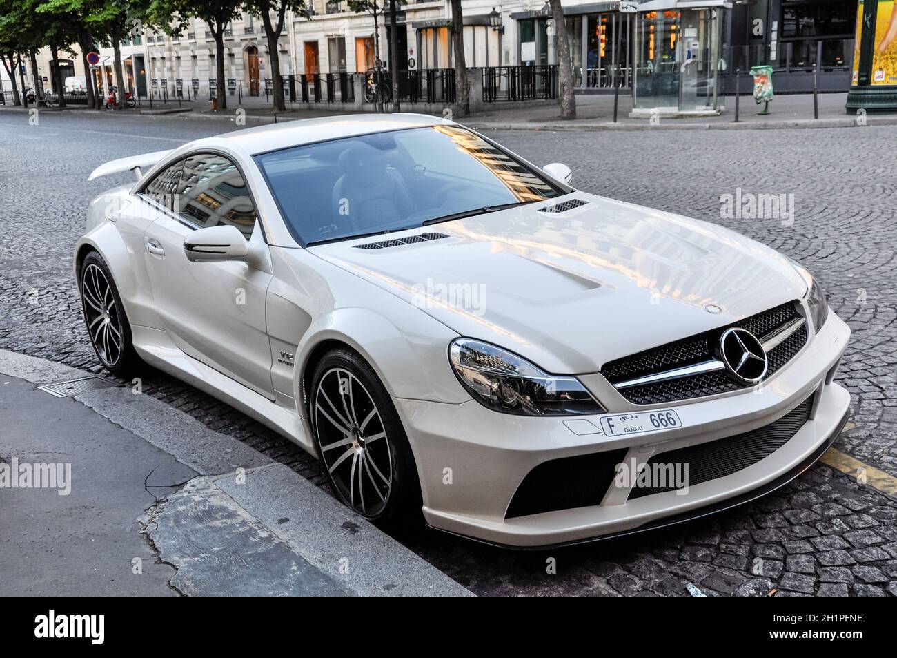 PARIS, FRANCE - VERS JUILLET 2009 : une Mercedes SL 65 AMG Black Series blanche garée sur l'avenue George V. Banque D'Images